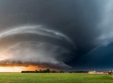 21.05.2016 Panoramer einer schönen Superzelle am Abend in der nähe von Leoti, Kansas.