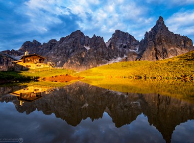 18.08.18 Schöne Spiegelung mit etwas Licht am Passo Rolle in denn Dolomiten.