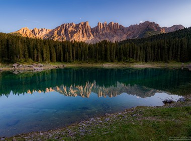 19.08.2018 Leichtes Alpenglühen am Abend beim Karersee in denn Dolomiten.