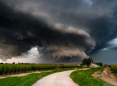 29.08.2020 Tornadische Superzelle mit tief hängender Wallcloud südlich von Verona in Norditalien.