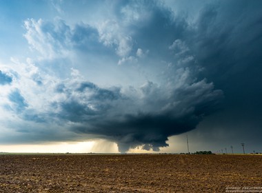 24.04.2016 Massive Superzelle mit Tornado bei Dodge City in Kansas.